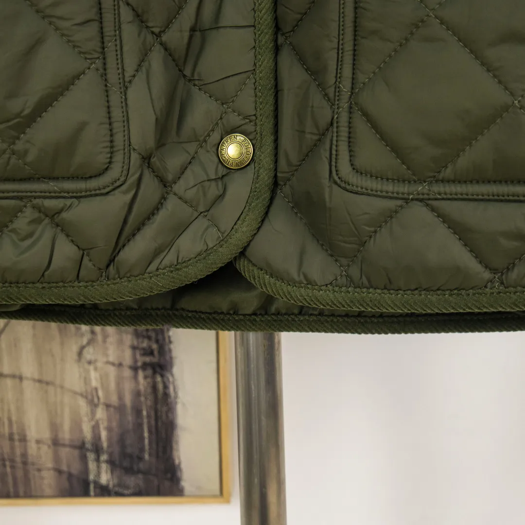 P390 zp version [Exclusive supply] Ralph Lauren/Ralph Lauren 2025aw autumn and winter popular items diamond-shaped quilted embroidered corduroy strips imitation feather jacket jacket Correct three-pocket version Slight waist design Free matching neckline ✅ Facial filling imitation feather cotton Three-in-one diamond-shaped quilted embroidery Soft and comfortable ✅ Customized double-circle brand hardware buckle back waist freely adjustable elastic design ✅ RL three-color diamond plaid cotton jacket 100% restoration Corduroy strips running through the whole body, no knots and overlaps, artificial curling, fine workmanship, highly recommended, a rare cotton jacket that does not look bloated, can be worn as an inner layer in the north, can be worn with multiple necklines, elastic waistline on the back, freely adjustable waist, matte memory technology on the face, with a cotton feel, not to be missed, highly recommended, color: black, white, gray green, khaki, navy, size: S M L XL, number: WW10947